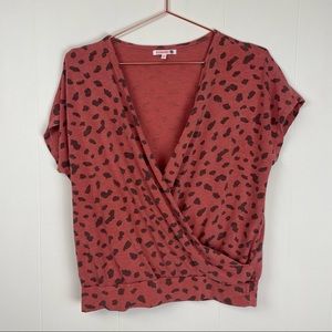 SUNDRY Cheetah Print Short Sleeve V-Neck Cropped Shirt